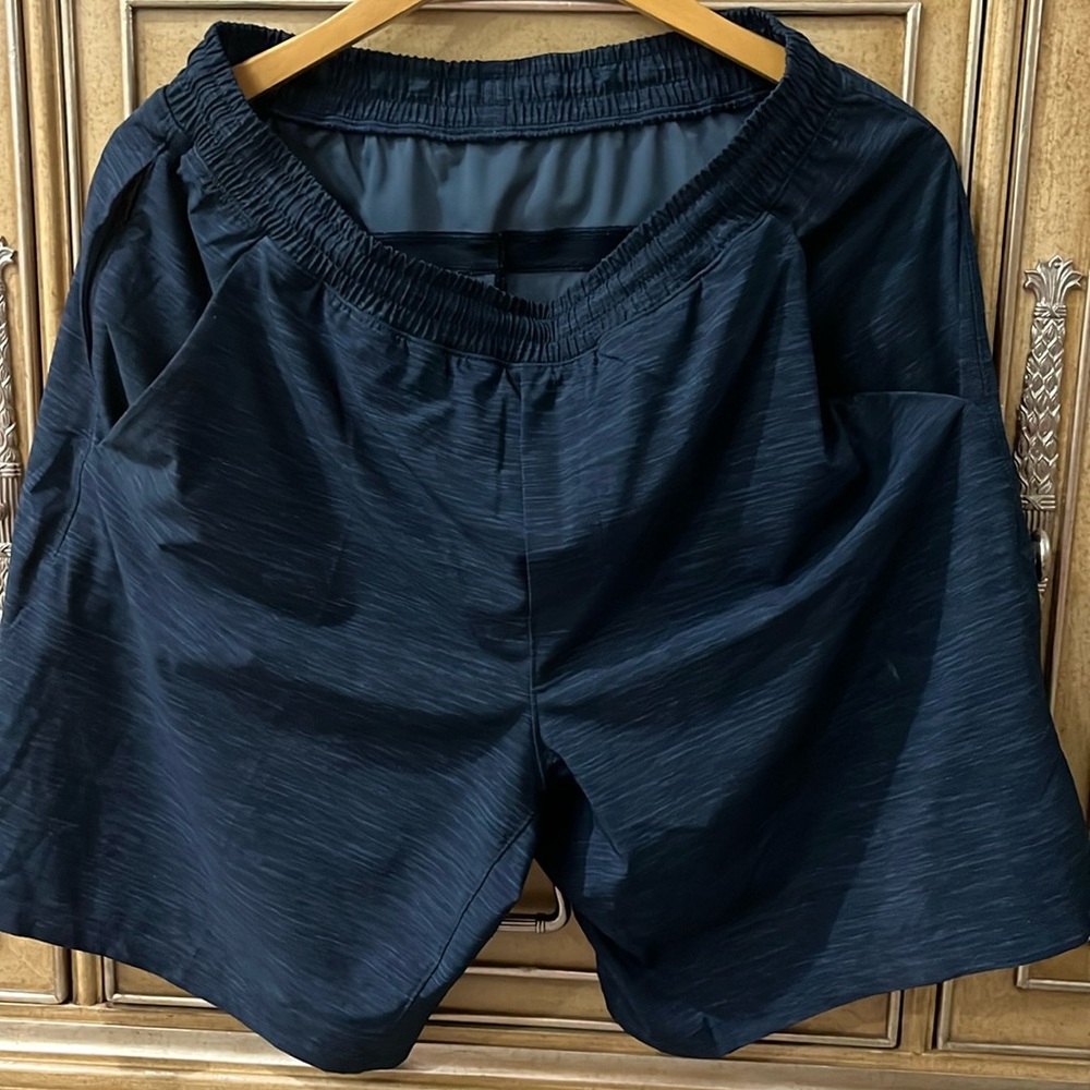 Men’s navy Lululemon 9 inch shorts